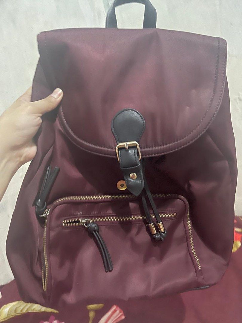 Backpack sekolah kuliah, cocok untuk travel juga banyak kantong, model  nya lucu merk new look warna maroon, masuk laptop yaa, ringan, banyak pocket