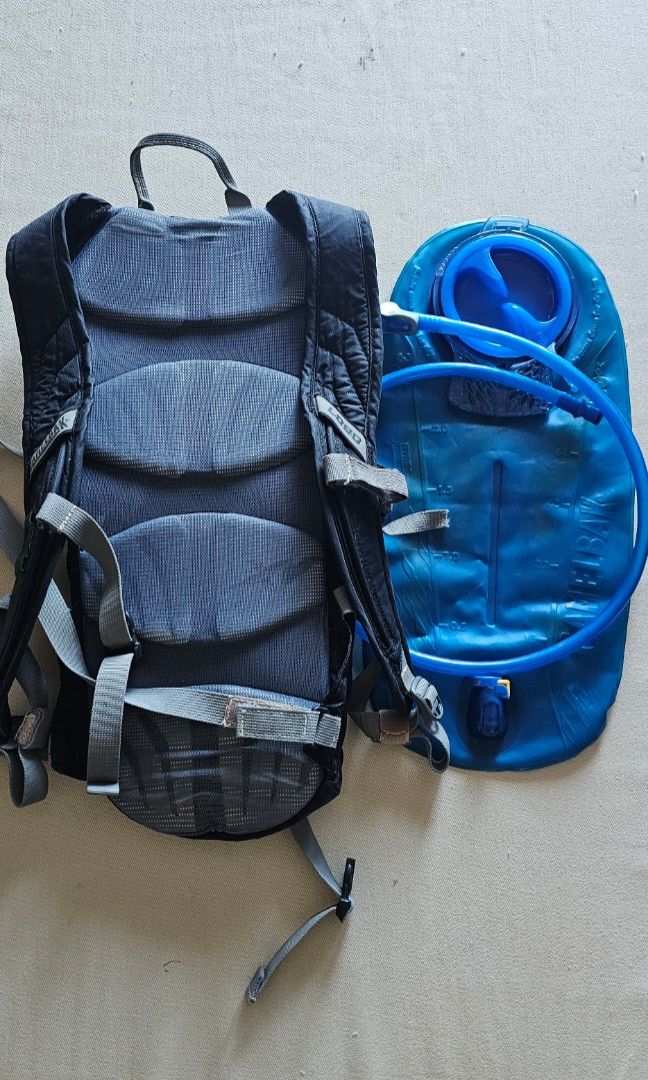 Camelback Lobo (Category: Bicycles) located in Manila. Submitted by leshopy (Listing ID 1338134266, Image 2). Description: Camelback Lobo bag hydration bag Black.