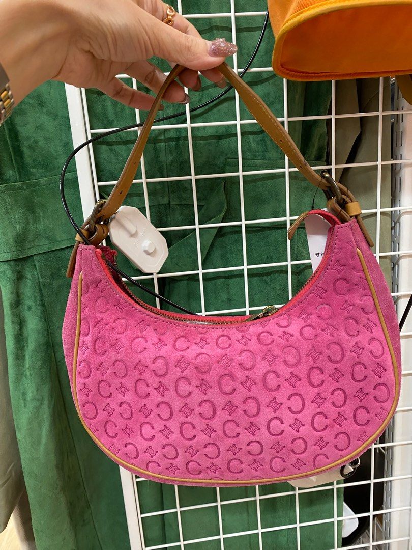 Celine pochette (Category: Luxury Bags & Wallets) located in Manila. Submitted by jodiluxegold (Listing ID 1338270658, Image 2). Description: Always in style this celine pochette bag looks cute and always in stylish whenever you want to wear for with crop to or big shirts and lose pants pak! You’re in your era! .