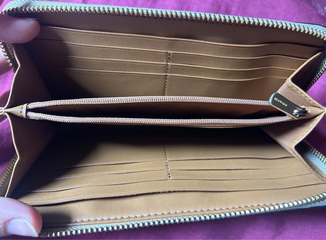 coach daisy long wallet (Category: Wallets & Card holders) located in Malabon City. Submitted by everythinggoeson (Listing ID 1325874143, Image 2). Description: gift from USA never used in good leather condition FREE SHIPPING through jnt within metro manila only.