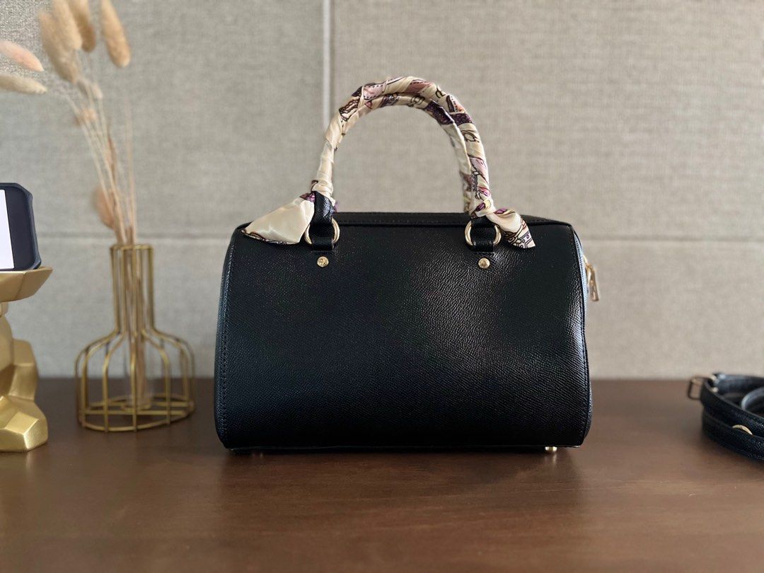 Coach handbag/Shoulder bag (Category: Shoulder Bags) located in Kabankalan. Submitted by mad_zillaaa (Listing ID 1338151609, Image 2). Description: .