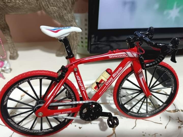 DIECAST METAL ROAD BIKE (Category: Vehicle & Diecast Models) located in Barugo. Submitted by tainipot (Listing ID 1338211937, Image 2). Description: palm size Po et metal road bike super Ganda dagdag collection nyu.