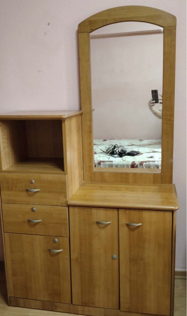 Dressing Table (Category: Tables & Sets) located in Singapore. Submitted by thesmallbakes (Listing ID 1338259454, Image 1). Description: .