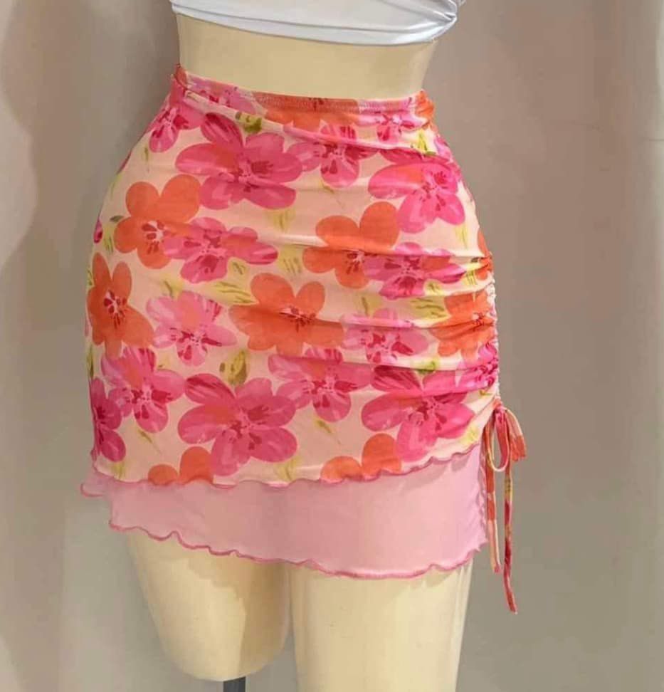 Floral Printed Ruched Skirt (Category: Skirts) located in Mandaluyong City. Submitted by lalisachu (Listing ID 1338138942, Image 3). Description: Small to medium .