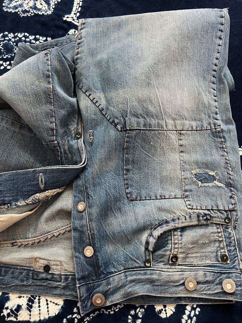 Levis big e (Category: Jeans) located in Gombak. Submitted by opie5757 (Listing ID 1338157621, Image 2). Description: Condition 9/10 Size 31 inci Labuh 38.