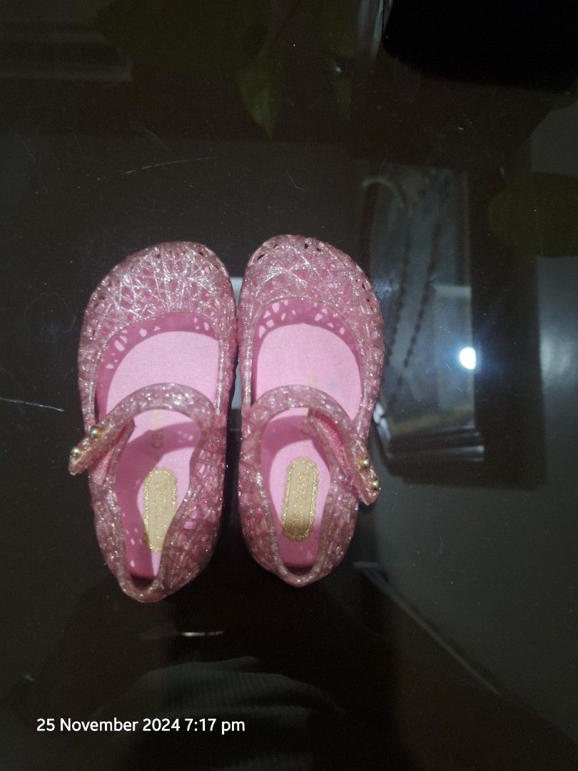 Mini Melissa Campana C5 (Category: Babies & Kids Fashion) located in Candaba. Submitted by bibiboop (Listing ID 1338224580, Image 2). Description: Mini Melissa Campana in Pink in C5 Used twice No drag marks No box (gifted to us from a relative in US) With strong scent.