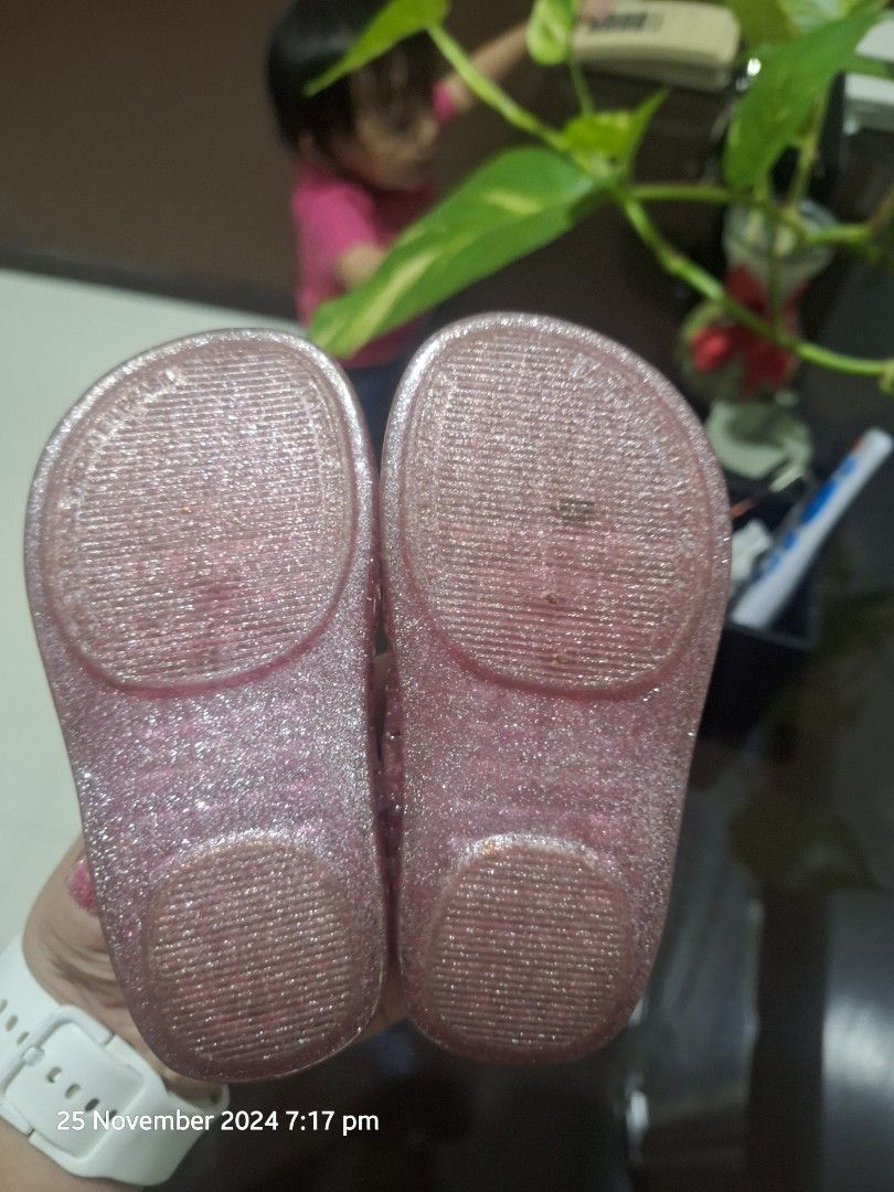 Mini Melissa Campana C5 (Category: Babies & Kids Fashion) located in Candaba. Submitted by bibiboop (Listing ID 1338224580, Image 3). Description: Mini Melissa Campana in Pink in C5 Used twice No drag marks No box (gifted to us from a relative in US) With strong scent.