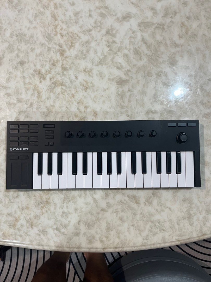 Native Instruments Komplete Kontrol M32 midi keyboard Hobbies Toys
