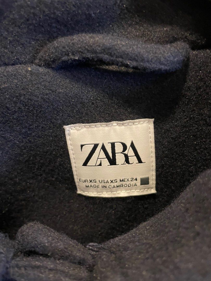 Original unworn Zara short coat (Category: Coats, Jackets and Outerwear) located in Taguig. Submitted by BellaC (Listing ID 1338174871, Image 2). Description: Original Zara short coat with gold buttons Color: navy blue / dark blue Size: XS .