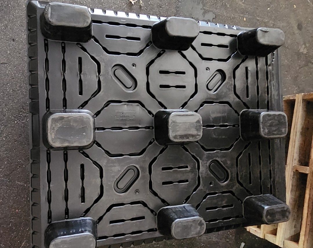 Plastic pallets (Category: Home Improvement Tools & Accessories) located in Singapore. Submitted by tsklog (Listing ID 1336094145, Image 3). Description: Pre-order to reserve 1200 x 1000 Good for export Light n durable Very nice n presentable Delivery service available (Charges applies).