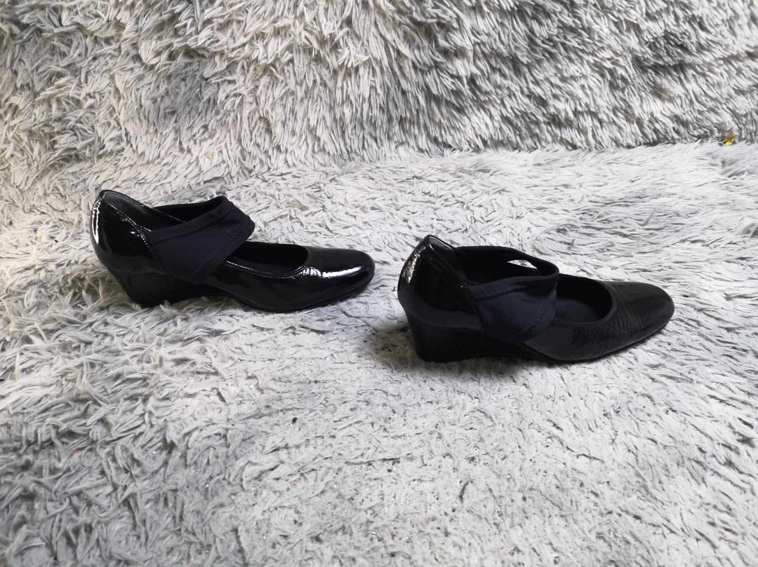 Round Toe Patent Leather Low Wedge (Category: Wedges) located in Santa Cruz. Submitted by jmy_surplus.2 (Listing ID 1338144667, Image 3). Description: Size ; 23.5cm Color ; Black Type ; Wedge Brand ; No brand Material ; Leather Style ; Black Patent Leather Low Wedge LR - 65 JMY 4.
