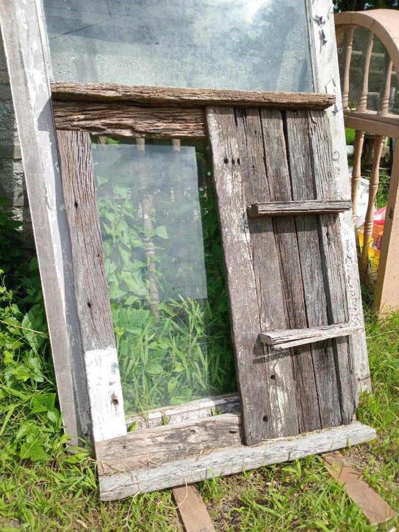 Rustic Old Molave Traviessa Mirror Frame with Rack (Category: Mirrors) located in San Fernando. Submitted by josephtanjuaquio (Listing ID 1338227468, Image 3). Description: Rustic Old Molave Traviessa Mirror Frame with Rack Size: 39 in x 52 in Wood Materials Old Molave Traviessa Sagad Grano. Perfect for Farm House Resort or Rustic Concept Project. PM/DM for Interested.📩📩📩 Godblessed Y'all.🙏😊.