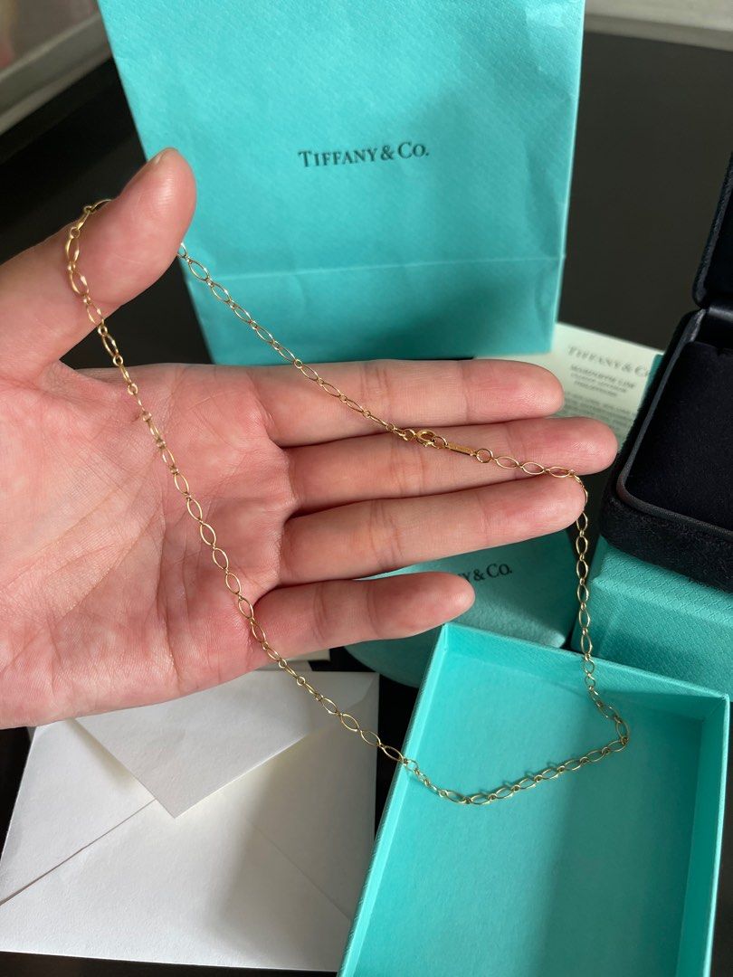 Tiffany & Co. 18R Oval Link Chain 16 (Category: Necklaces) located in Valenzuela. Submitted by miss.declutter (Listing ID 1338173877, Image 2). Description: A stylish vintage Tiffany & Co. oval link necklace set in 18k yellow gold. The necklace is composed of exactly 118 elongated oval gold links, connected in an articulated design so that it can sit on the wearers neck comfortably. The necklace lends itself to a variety of occasions, due to the 