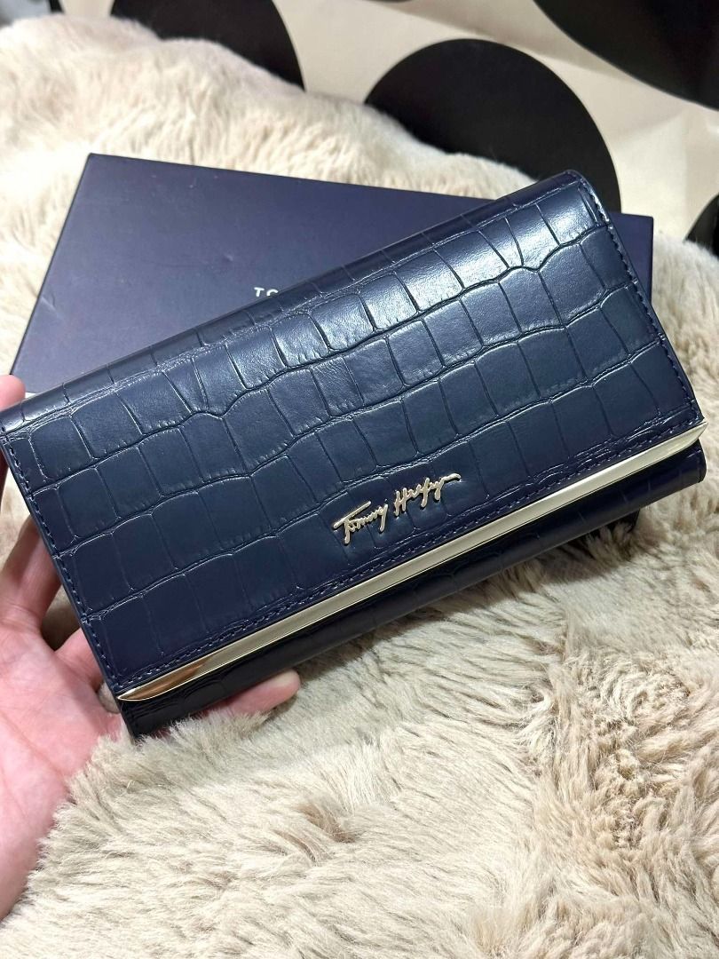 Tommy Hilfiger MODERN FLAP CROC (Category: Luxury Bags & Wallets) located in Las Pinas. Submitted by chicchateaumnl (Listing ID 1338220504, Image 1). Description: 100% ORIGINAL BRAND NEW WITH BOX Croco Textured Bi-Fold Wallet Blue Small Leather Goods 11H x 19L x 3W cms Wallet.