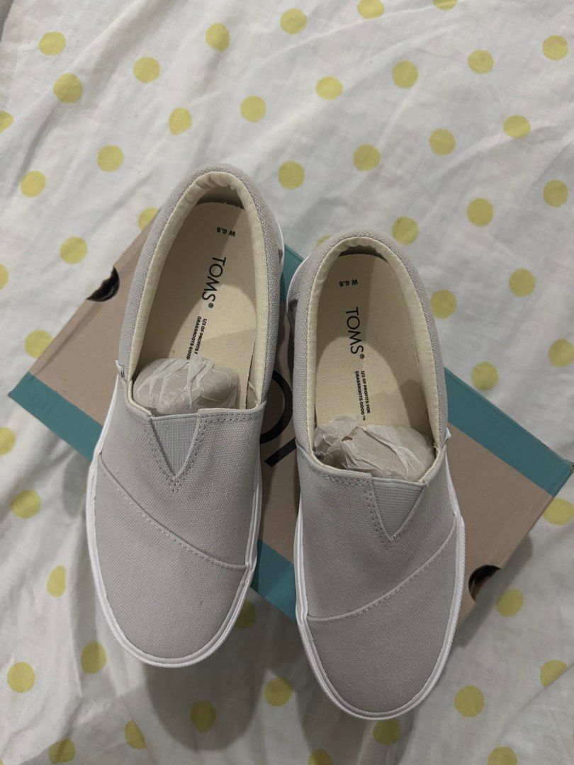 TOMS shoes (Category: Sneakers) located in Batangas. Submitted by soaph (Listing ID 1338249137, Image 1). Description: Never used rfs: wrong size Size 6.5 wmns .
