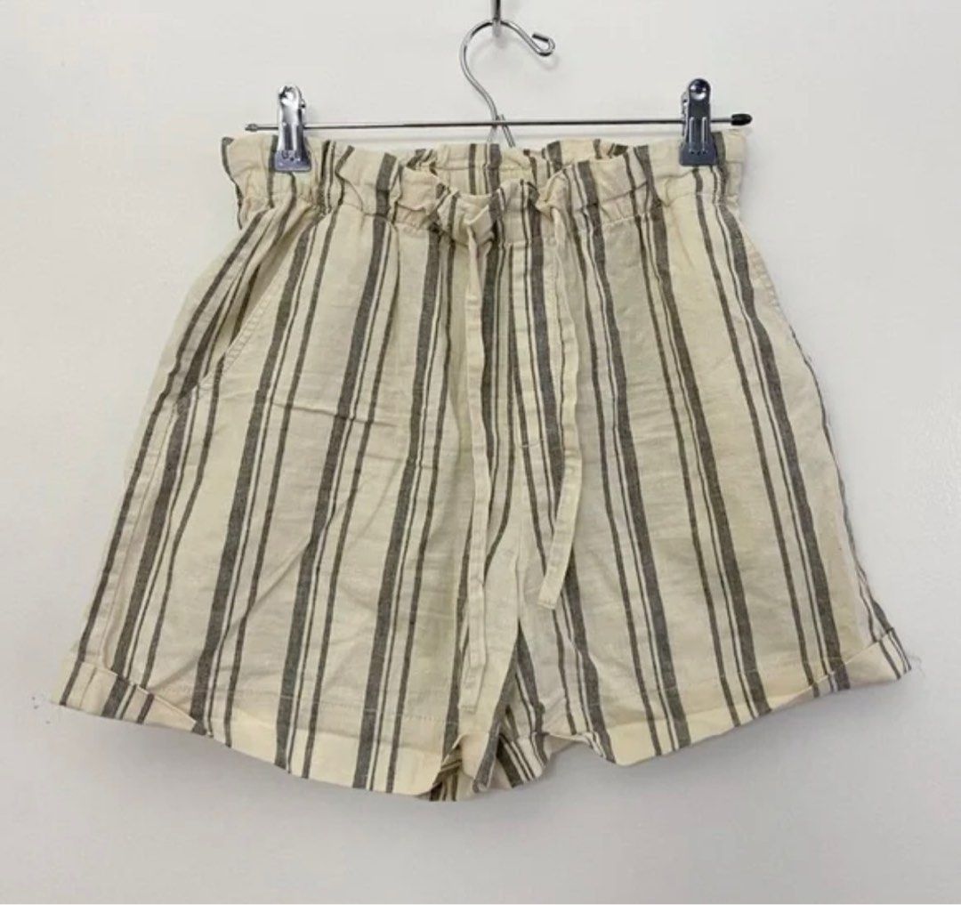 Uniqlo Linen Blend Shorts (Category: Shorts) located in Manila. Submitted by gflores (Listing ID 1338184472, Image 2). Description: Size is medium. Fabric is linen. Drawstring waist detail. Accepts shop-ee check out (with additional 5php).If through delivery riders (lalamove, grab etc) pickup,BOOKING ARE MADE BY BUYER. NO TO LOWBALLERS. 1 DAY RESERVATION ONLY Pls note that all items are preloved so kindly manage your expectations, but rest assure