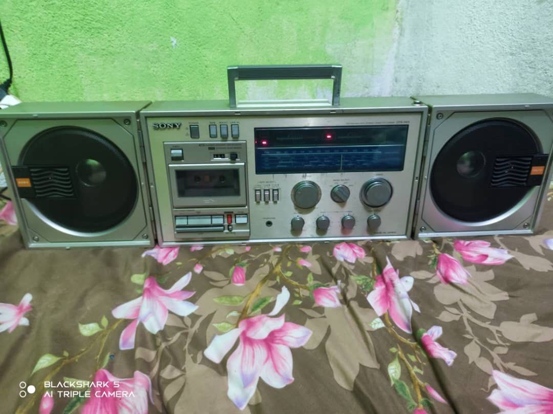 La Sony CFS-204L est un poste radio cassette stéréo portable (boombox) vintage des années 80