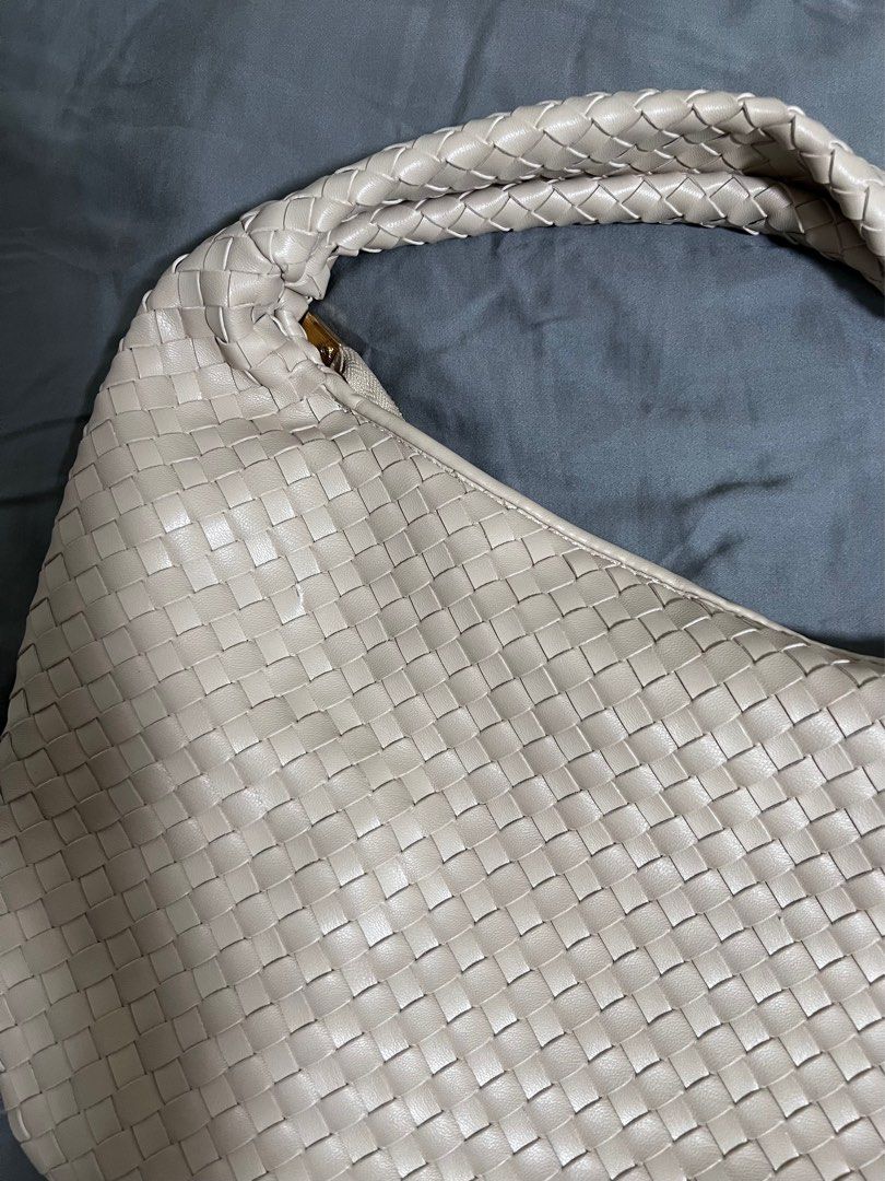 Woven Bag Large (Ivory White) (Category: Shoulder Bags) located in Marikina City. Submitted by declutterwithe (Listing ID 1338188533, Image 2). Description: - Never worn - Large size - Length: 40cm | Height: 26cm excluding the handheld part - Bought in orange app for P1300.