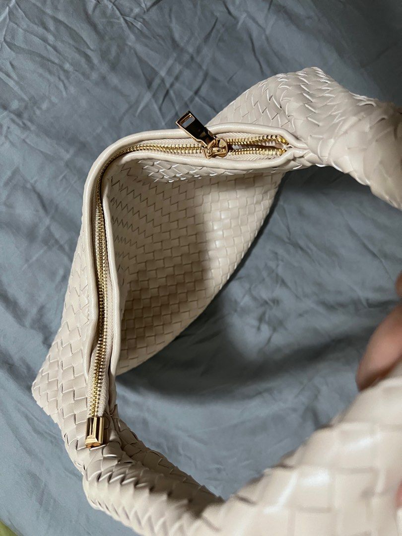 Woven Bag Large (Ivory White) (Category: Shoulder Bags) located in Marikina City. Submitted by declutterwithe (Listing ID 1338188533, Image 3). Description: - Never worn - Large size - Length: 40cm | Height: 26cm excluding the handheld part - Bought in orange app for P1300.