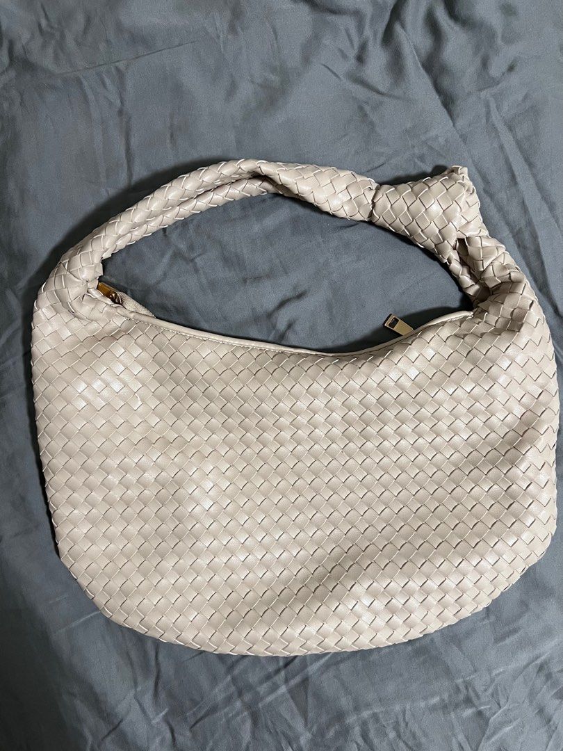 Woven Bag Large (Ivory White) (Category: Shoulder Bags) located in Marikina City. Submitted by declutterwithe (Listing ID 1338188533, Image 1). Description: - Never worn - Large size - Length: 40cm | Height: 26cm excluding the handheld part - Bought in orange app for P1300.