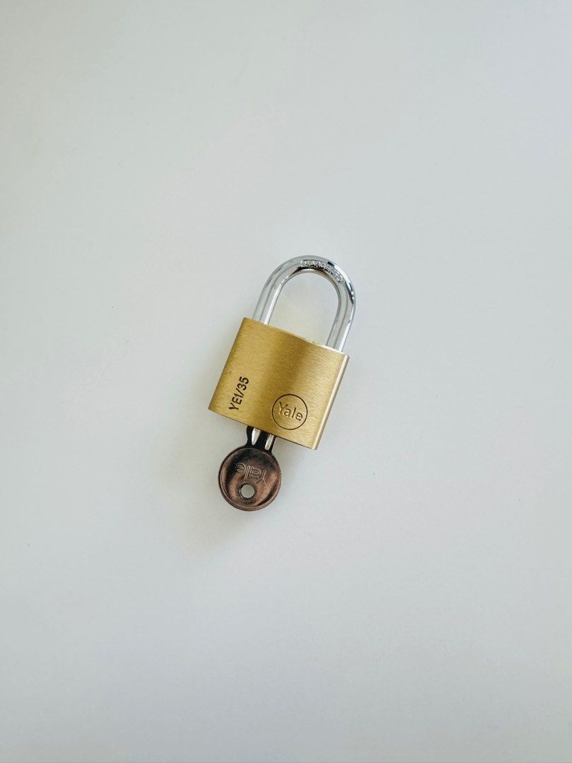 Yale Lock (Category: Locks, Doors & Gates) located in Makati City. Submitted by preloveditems_8 (Listing ID 1338137551, Image 1). Description: .
