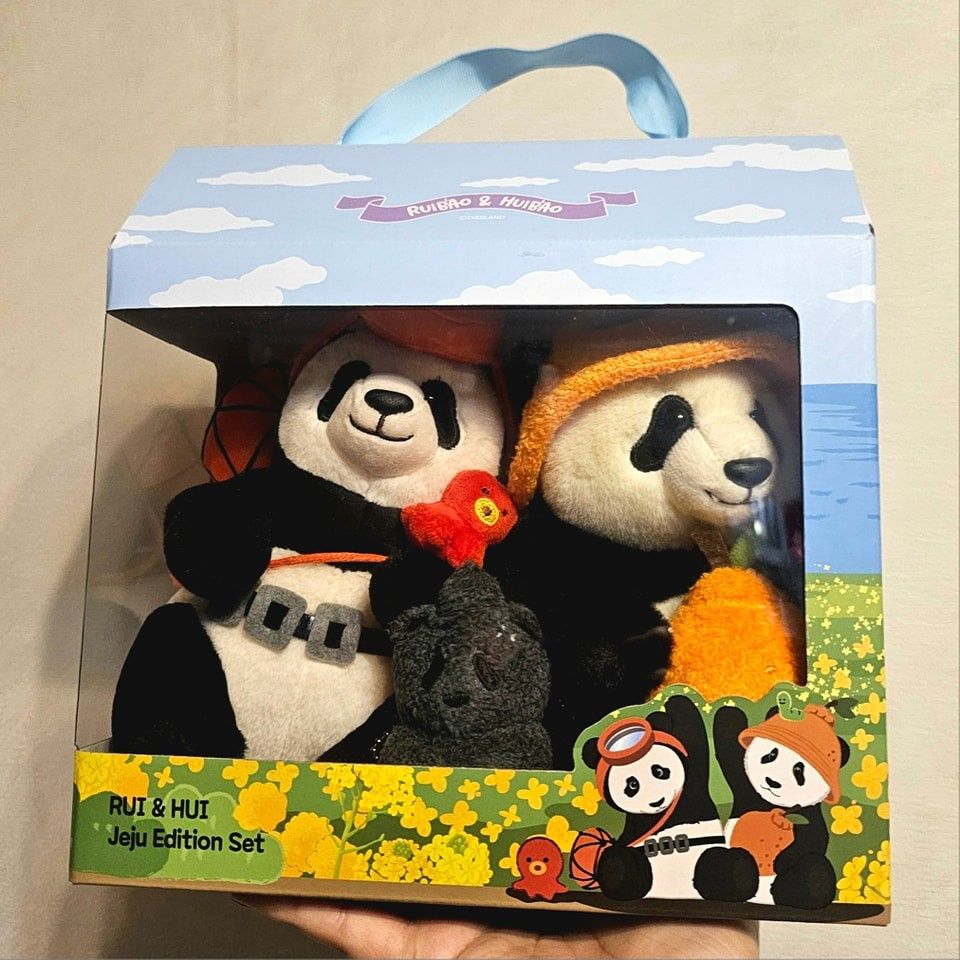 愛寶樂園 - 濟州島輝寶睿寶公仔組 熊貓 福寶妹妹, 興趣及遊戲, 玩具 & 遊戲類 - Carousell