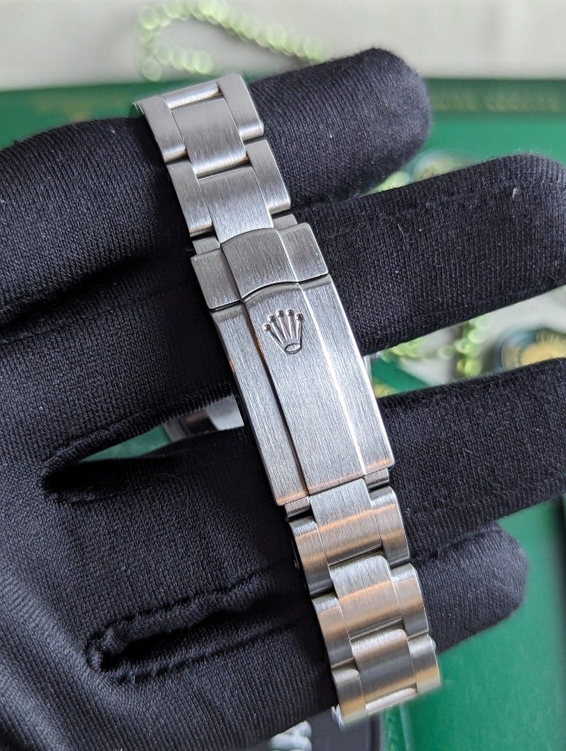 [ BLACK PINK 🌸 ] Rolex 177200 Oyster Perpetual 31mm OP31 (Category: Watches) located in Singapore. Submitted by bayfort (Listing ID 1338387983, Image 2). Description: Model: 177200 Dated: 2012 Series: G serial Case Size: 31mm Comes with: Box and Warranty Card, leather booklet, tag Condition: Lightly used preowned condition Original Box: Yes Original Cert: Yes ----------------------- www.bayfort.sg [ ACRA Registered Company ] BAYFORT PTE. LTD. (U