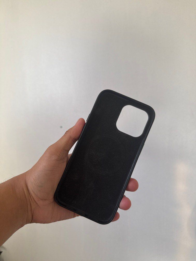 Apple Leather Case iPhone 14 Pro Max (Category: Cases & Sleeves) located in Batangas. Submitted by mrkhrnndz (Listing ID 1338472473, Image 2). Description: Bought sa orange app ng 850 Looks original. Minsan lang nagamit since nag upgrade na din ng phone Lipa City Meet Can do shipping pero sagot nyo SF.