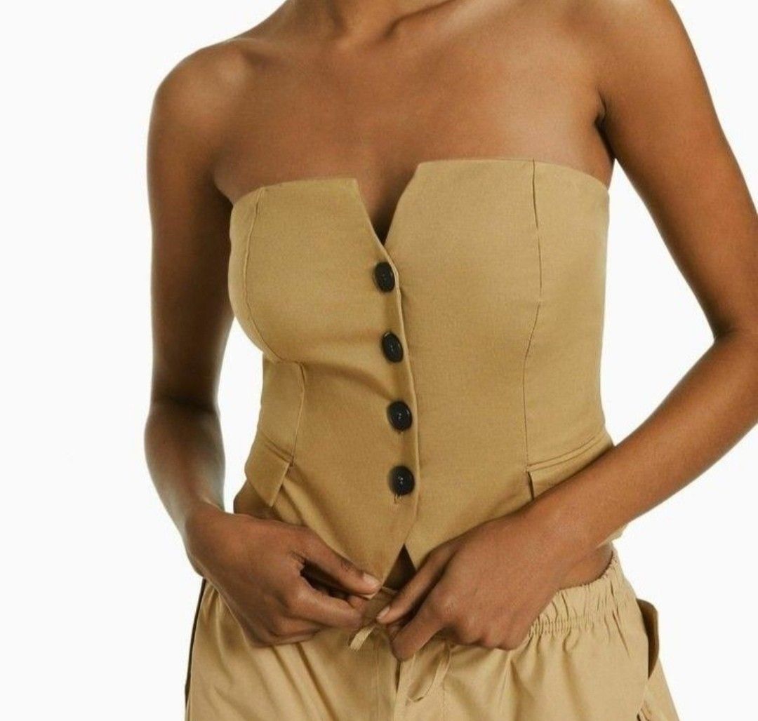 Bershka tube top (Category: Sleeveless) located in Munoz. Submitted by _prelouvre (Listing ID 1338325853, Image 1). Description: like new, barely worn size xs.