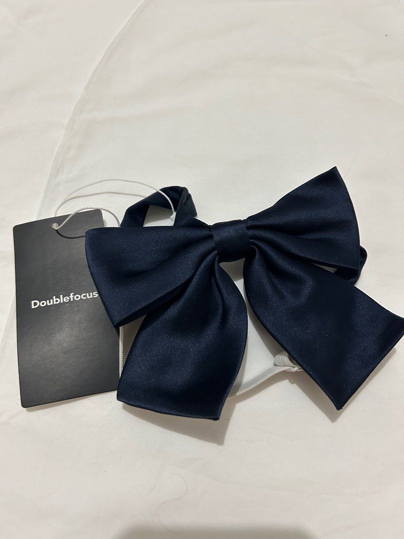 Double Focus Bow Tie (Category: Ties) located in Quezon City. Submitted by SaskaEmilia (Listing ID 1338337756, Image 3). Description: Pamigay Sale From Japan Nastock lang Brandnew.
