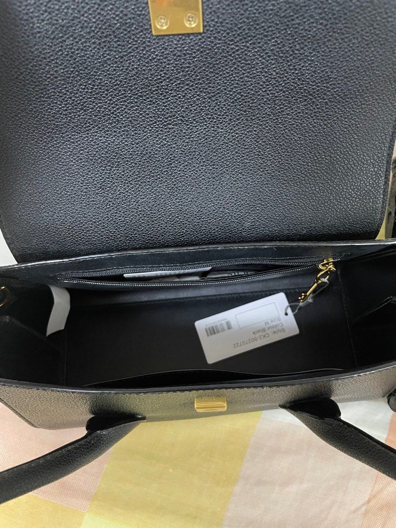 Locket Push-lock bag (Category: Shoulder Bags) located in Baguio. Submitted by tindahan01 (Listing ID 1338397686, Image 3). Description: Used once for the wedding invitation. Nakatago and not using it anymore. ₱4,199 original price RFS: not into bags anymore.