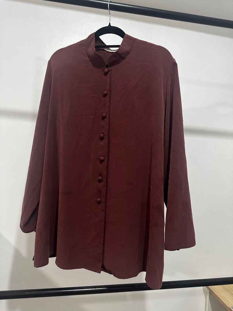 MAROOM LONG SLEEVES (Category: Longsleeves) located in Makati City. Submitted by declutterwithjz (Listing ID 1338350038, Image 2). Description: MAROOM LONG SLEEVES Chinese collar Padded shoulders All buttons intact Fits L-XL .