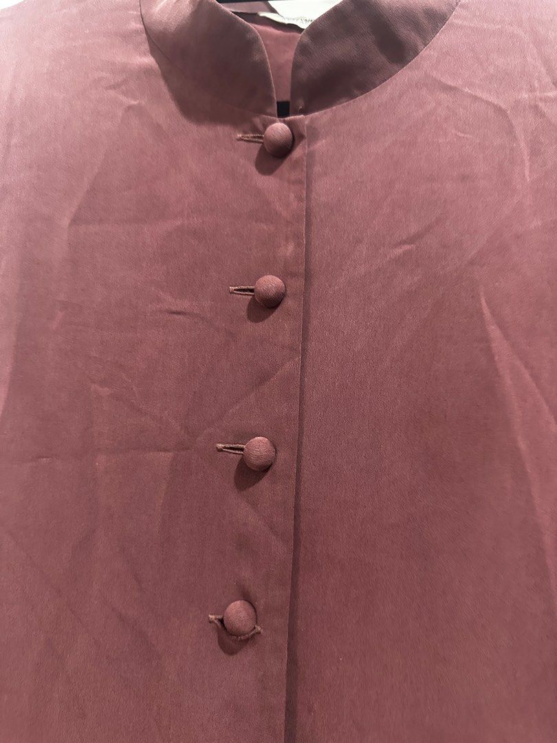 MAROOM LONG SLEEVES (Category: Longsleeves) located in Makati City. Submitted by declutterwithjz (Listing ID 1338350038, Image 3). Description: MAROOM LONG SLEEVES Chinese collar Padded shoulders All buttons intact Fits L-XL .