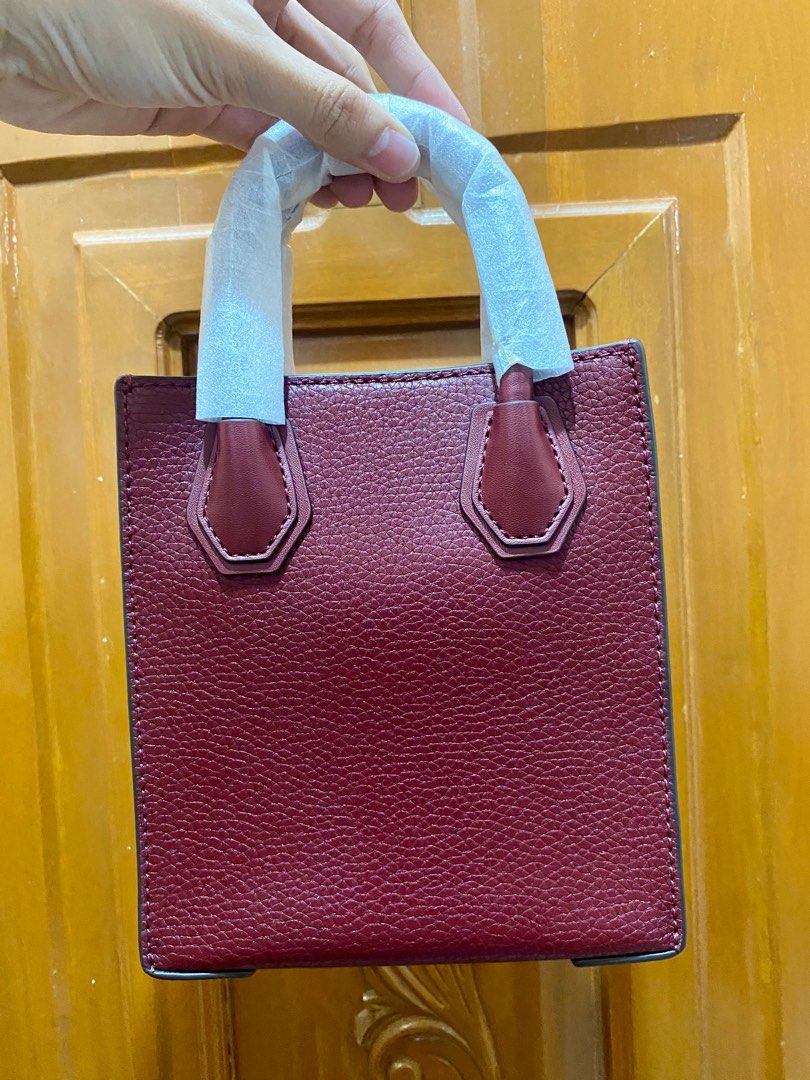 MK Mercer XS Dark Cherry (Category: Luxury Bags & Wallets) located in Bay. Submitted by baggsy416 (Listing ID 1338327357, Image 2). Description: Brand new original Michael Kors Genuine leather Size XS Dark Cherry in color With detachable leather slim strap Gold hardware Repriced from 5,800 to 5,200.