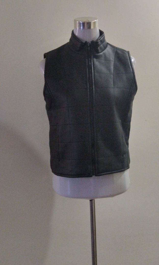 NO BOUNDARIES BLACK VEST (Category: Coats, Jackets and Outerwear) located in Bacoor. Submitted by gbazaar (Listing ID 1338468260, Image 1). Description: NO BOUNDARIES BLACK VEST - juniors (medium size 7/9) - not used - with minimal flaws/issues due to storage - made in China MOP - gcash.