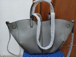 (Kategori: ) berada di . Dikirim oleh glamfull_boutique (ID iklan 1338340942, Gambar 1). Deskripsi: .
