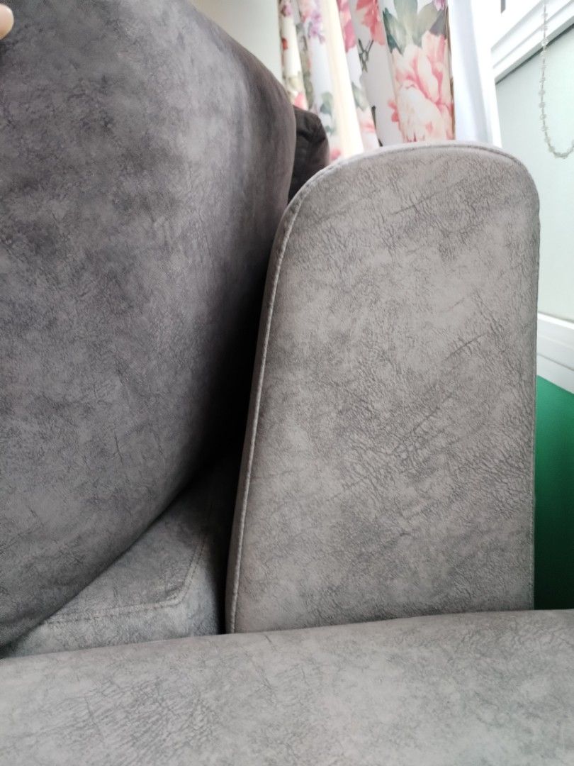 Sofa (Category: Sofas) located in Singapore. Submitted by idahtaib800927 (Listing ID 1338354089, Image 3). Description: .