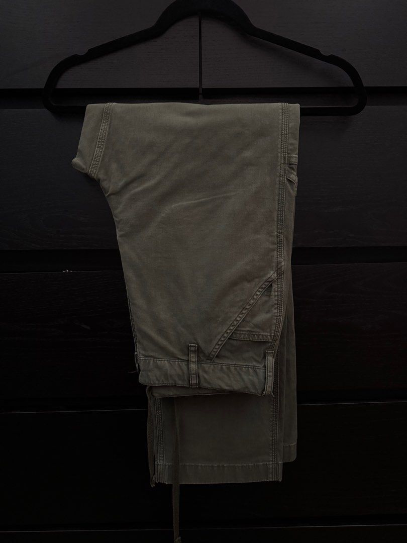 UNIQLO Cargo Pants (Green) (Category: Jeans) located in Cainta. Submitted by habiier (Listing ID 1338361842, Image 1). Description: .