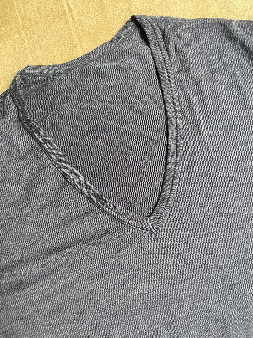 Uniqlo Heattech shirt (Category: Tshirts & Polo Shirts ) located in Manila. Submitted by lrj_stuff (Listing ID 1338428964, Image 2). Description: .