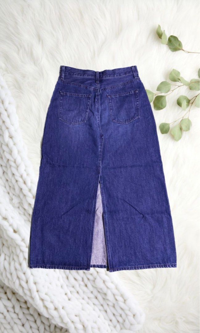 Uniqlo Long Skirt (Category: Skirts) located in Paranaque City. Submitted by d_clutterss (Listing ID 1338405646, Image 2). Description: - SRP 1,990 - brand new, only removed the tag & fit it - rfs doesn’t suit me - no flaws at all - denim blue color.