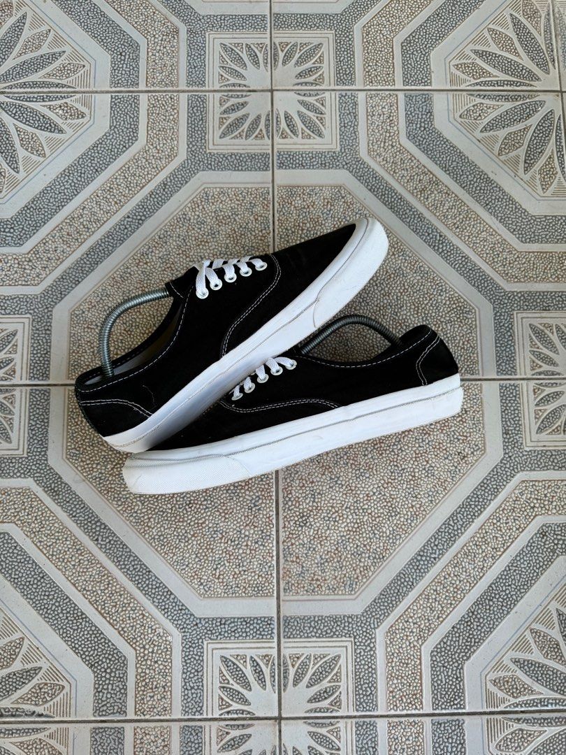 Vans Vault OG authentic (Category: Sneakers) located in Davao. Submitted by toffekid1006 (Listing ID 1338433017, Image 2). Description: 10.5us 28.5cm Excellent Condition.