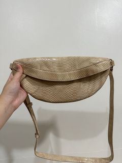 (Category: ) located in . Submitted by by.apreloved (Listing ID 1338402739, Image 1). Description: .