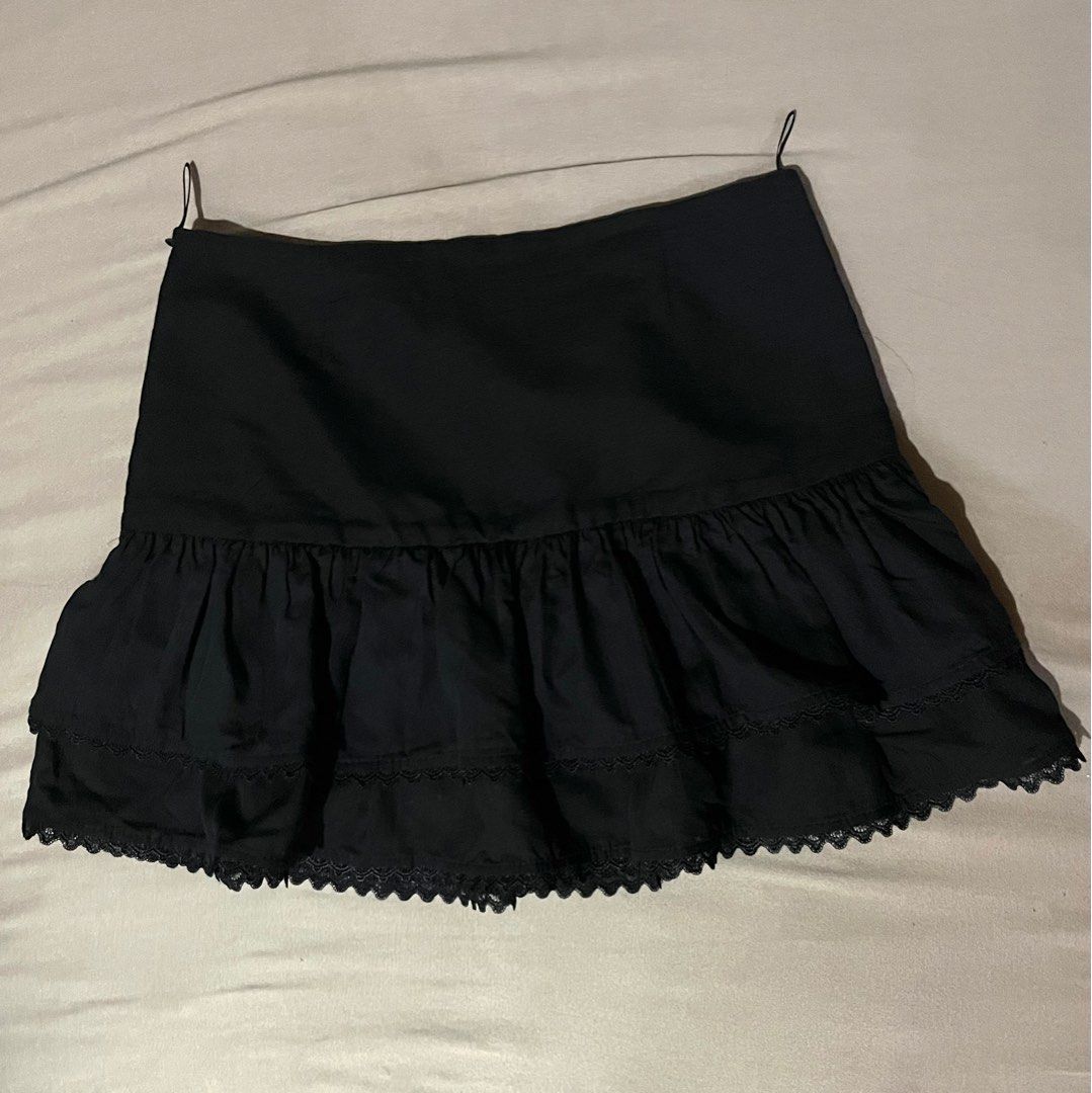 ZARA Black Ruffle Skirt with Inner Lining (Category: Skirts) located in Cebu City. Submitted by shayneallo (Listing ID 1338301612, Image 3). Description: Worn once Brought for 1300+ pesos Waist: 29.5” (can be mid-waist or high-waist) Length: 14” Zipper needs to be fixed Last price.