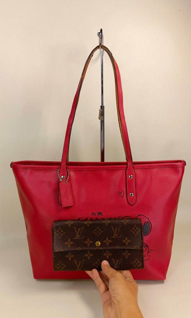 💯 Authentic COACH X Peanuts Snoopy City tote (Category: Luxury Bags & Wallets) located in San Pablo. Submitted by jess_tw_carpena (Listing ID 1338575282, Image 2). Description: P2390 COACH X Peanuts Snoopy City tote Authentic with provided dust bag kindly message me for other details & additional photos.