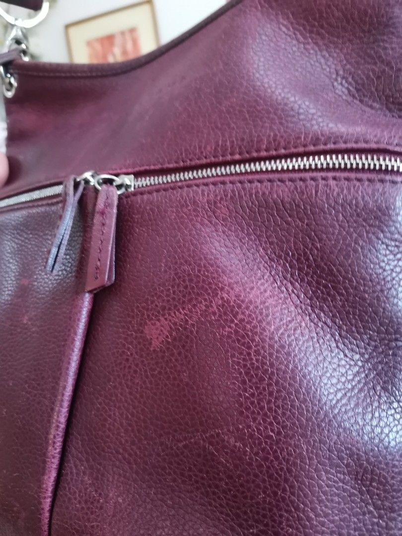 💯% Authentic Longchamp Sling (Category: Luxury Bags & Wallets) located in Paranaque City. Submitted by luxehuntsmla.bymari (Listing ID 1338496675, Image 3). Description: 💯% Authentic Longchamp Sling 🔸Scratches all over the bag's body 🔸Bag only 🔸Hardware 9/10 🔸Clean inside 🔸Flaw: please refer to posted pictures Php 1000 only (from Php 1500) FIXED! 🔸All items posted are guaranteed authentic or your money-back if proven fake by a legitimate 