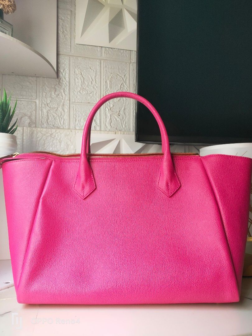 Couronne Top Handle (Category: Luxury Bags & Wallets) located in Manila. Submitted by merliahmiraebagventureph (Listing ID 1337555123, Image 2). Description: Very konting sign of usage 9/10 No sling included Coded inside.