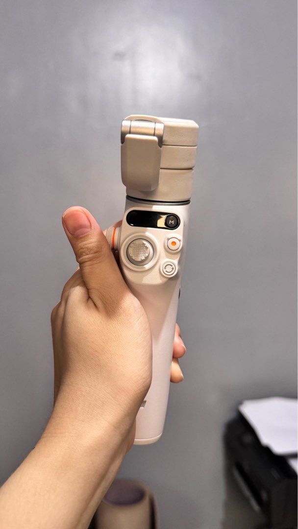 DJI OSMO MOBILE 6 (Category: Gimbals & Stabilizers ) located in Makati City. Submitted by dionne060 (Listing ID 1338510275, Image 3). Description: with box with minor scratches but it doesn’t affect its performance bought for 7800 RFS: need funds .