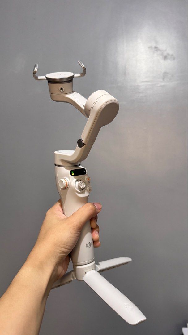 DJI OSMO MOBILE 6 (Category: Gimbals & Stabilizers ) located in Makati City. Submitted by dionne060 (Listing ID 1338510275, Image 1). Description: with box with minor scratches but it doesn’t affect its performance bought for 7800 RFS: need funds .