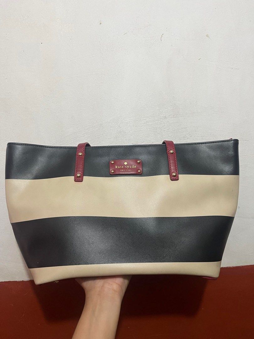 Kate Spade Bag (Category: Luxury Bags & Wallets) located in San Manuel. Submitted by declutterphh (Listing ID 1338536366, Image 1). Description: Can still lower the price Zipper are working Has a slight stain.