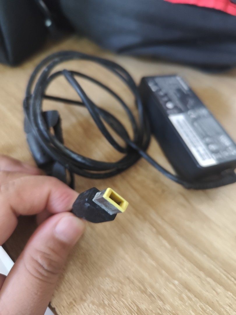 Laptop adaptor LENOVO (Category: Electrical, Adaptors & Sockets) located in Makati City. Submitted by marculit (Listing ID 1338473600, Image 3). Description: nawala Ang laptop naiwan Ang changer Incase my need pm nalang.